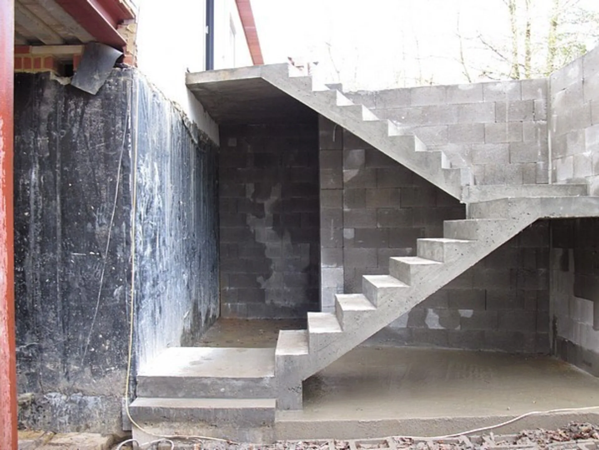 Concrete steps are an essential addition to modern homes and outdoor landscapes, valued for their durability and versatility. concrete steps design