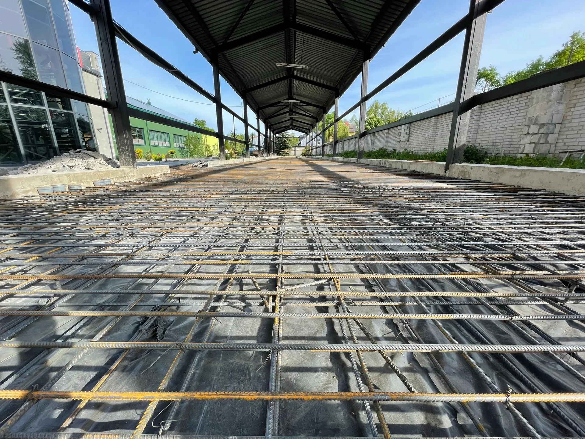 Slab thickness design is a critical component in the construction of industrial concrete floors, as it directly influences the floor's ability to withstand the heavy loads and intense traffic commonly found in industrial settings. slab thickness for industrial concrete flooring